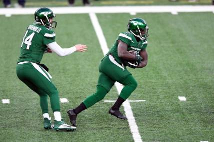 New York Jets running back Frank Gore (21) rushes with a hand-off from quarterback Sam Darnold (14). The Jets defeat the Browns, 23-16, at MetLife Stadium on Sunday, Dec. 27, 2020, in East Rutherford.

Nyj Vs Cle