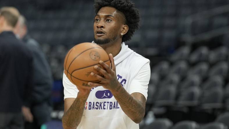 Apr 7, 2022; Charlotte, North Carolina, USA; Charlotte Hornets forward Jalen McDaniels (6) during pregame warm ups against the Orlando Magic at Spectrum Center. Mandatory Credit: Jim Dedmon-USA TODAY Sports