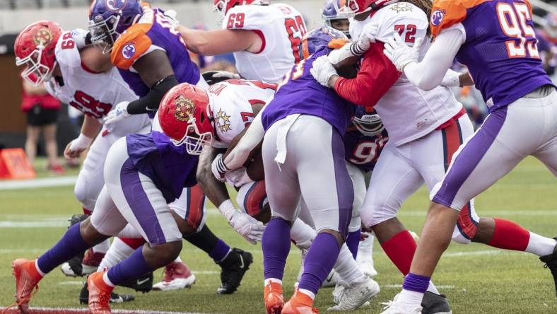 May 7, 2022; Birmingham, AL, USA; New Jersey Generals running back Darius Victor (27) breaks through the Pittsburgh Maulers line for a touchdown during the second half at Protective Stadium. Mandatory Credit: Vasha Hunt-USA TODAY Sports