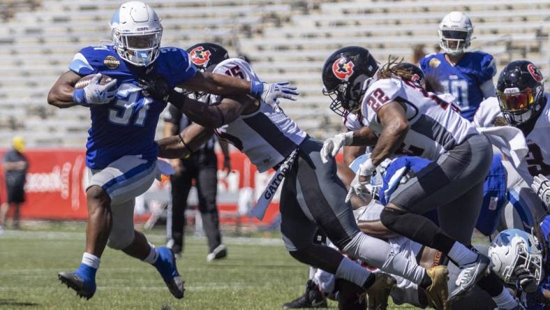 May 8, 2022; Birmingham, AL, USA; New Orleans Breakers running back Jordan Ellis (31) runs for a touchdown against the Houston Gamblers during the first half at Protective Stadium. Mandatory Credit: Vasha Hunt-USA TODAY Sports