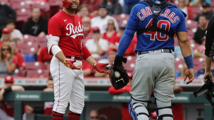 May 26, 2022; Cincinnati, Ohio, USA; Cincinnati Reds first baseman Joey Votto (19) has words with Chicago Cubs catcher Willson Contreras (40) during the seventh inning at Great American Ball Park. Mandatory Credit: David Kohl-USA TODAY Sports