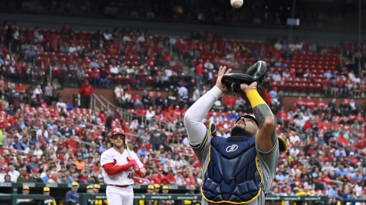 May 26, 2022; St. Louis, Missouri, USA;  Milwaukee Brewers catcher Omar Narvaez (10) catches a foul ball hit by St. Louis Cardinals center fielder Harrison Bader (48) during the first inning at Busch Stadium. Mandatory Credit: Jeff Curry-USA TODAY Sports