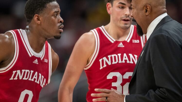 Indiana Hoosiers head coach Mike Woodson talks with guard Xavier Johnson (0) and guard Trey Galloway (32), Thursday, March 10, 2022, during Big Ten tournament men   s action from Indianapolis    Gainbridge Fieldhouse. Indiana won 74-69.