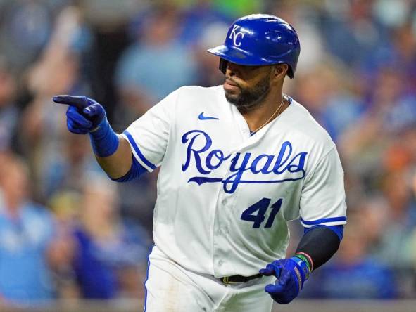 Seattle Mariners acquire first baseman Carlos Santana from Kansas