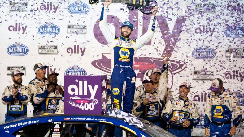 Chase Elliott celebrates his win the Nashville Superspeedway.

2022-06-26 Elliott