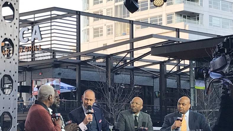 Former Bucks great Oscar Robertson, left, is interviewed on the TNT pregame show Wednesday by, starting with second from left, Shaquille O'Neal, Ernie Johnson, Kenny Smith and Charles Barkley.

Tnt16p1