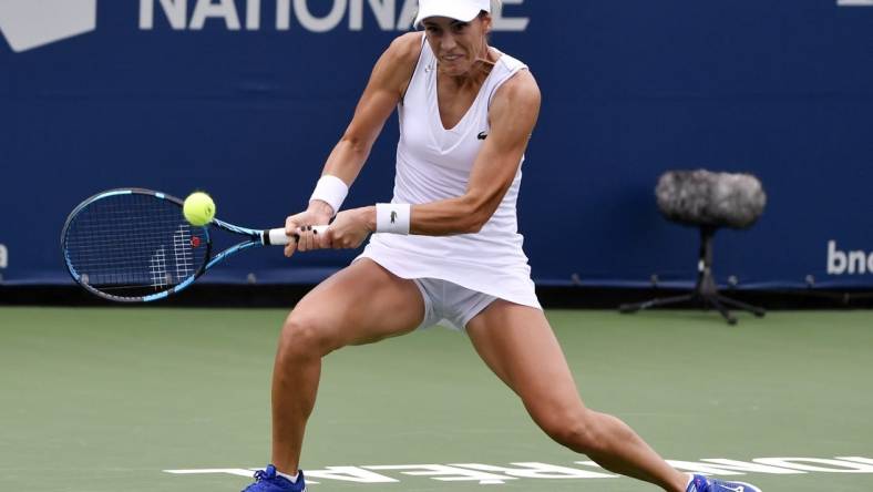 Aug 7, 2021; Montreal, Quebec, CAN; Bernarda Pera of the United States hits a shot against Harriet Dart of Great Britain (not pictured) in first round qualifying play at Stade IGA. Mandatory Credit: Eric Bolte-USA TODAY Sports