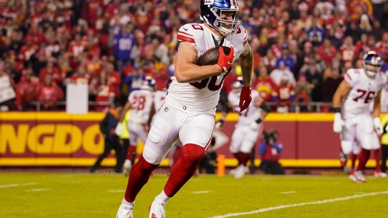 Nov 1, 2021; Kansas City, Missouri, USA; New York Giants tight end Kyle Rudolph (80) runs against the Kansas City Chiefs during the first half at GEHA Field at Arrowhead Stadium. Mandatory Credit: Jay Biggerstaff-USA TODAY Sports