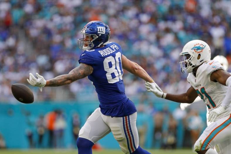 Dec 5, 2021; Miami Gardens, Florida, USA; New York Giants tight end Kyle Rudolph (80) drops the football against the Miami Dolphins during the second half at Hard Rock Stadium. Mandatory Credit: Sam Navarro-USA TODAY Sports