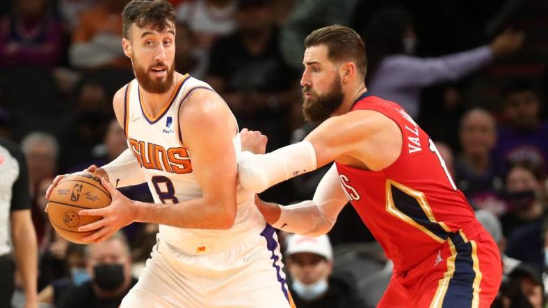 Nov 2, 2021; Phoenix, Arizona, USA; Phoenix Suns forward Frank Kaminsky (8) against New Orleans Pelicans center Jonas Valanciunas at Footprint Center. Mandatory Credit: Mark J. Rebilas-USA TODAY Sports