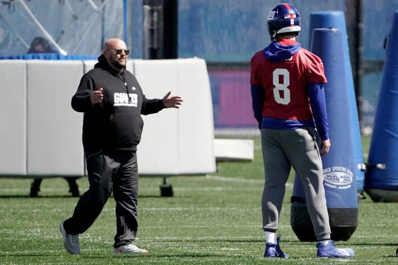 New York Giants head coach Brian Daboll and quarterback Daniel Jones (8) talk during voluntary minicamp at the Quest Diagnostics Training Center in East Rutherford on Wednesday, April 20, 2022.

Nfl Ny Giants Coach And Gm Talk Nfl Draft