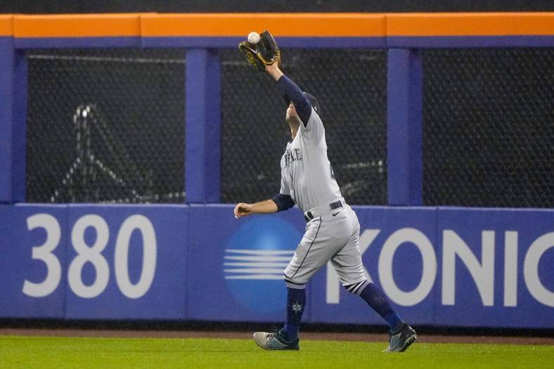 May 14, 2022; New York City, New York, USA; Seattle Mariners right fielder Steven Souza Jr. (21) catches a fly ball hit by New York Mets second baseman Jeff McNeil (not pictured) during the eighth inning at Citi Field. Mandatory Credit: Gregory Fisher-USA TODAY Sports