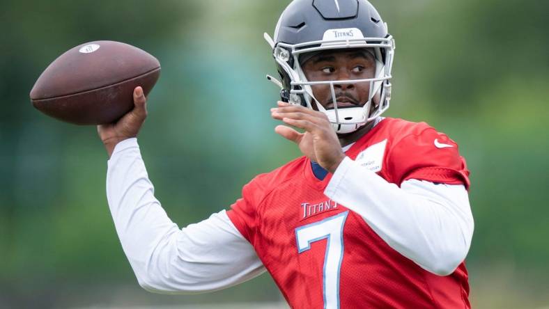 Tennessee Titans quarterback Malik Willis (7) throws a pass during practice at Saint Thomas Sports Park Tuesday, May 24, 2022, in Nashville, Tenn.

Nas Titans Ota 040