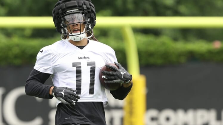 Jun 9, 2022; Pittsburgh, Pennsylvania, USA;  Pittsburgh Steelers wide receiver Chase Claypool (11) participates in minicamp at UPMC Rooney Sports Complex.. Mandatory Credit: Charles LeClaire-USA TODAY Sports
