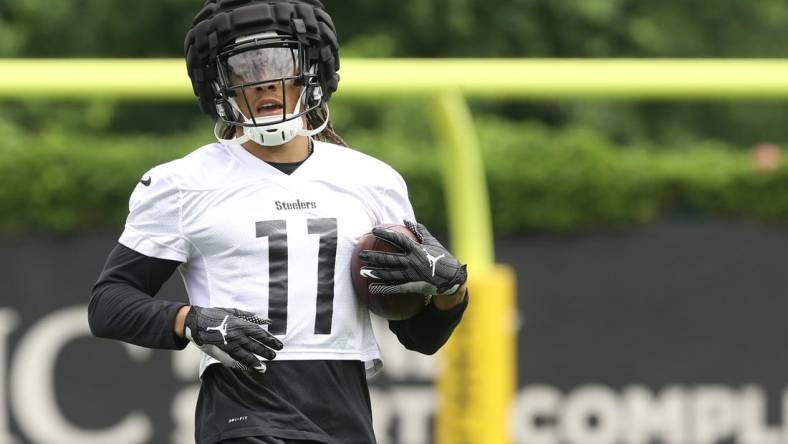 Jun 9, 2022; Pittsburgh, Pennsylvania, USA;  Pittsburgh Steelers wide receiver Chase Claypool (11) participates in minicamp at UPMC Rooney Sports Complex.. Mandatory Credit: Charles LeClaire-USA TODAY Sports