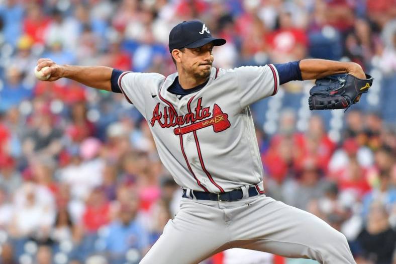 Jun 28, 2022; Philadelphia, Pennsylvania, USA; Atlanta Braves starting pitcher Charlie Morton (50) throws a pitch during the first inning against the Philadelphia Phillies at Citizens Bank Park. Mandatory Credit: Eric Hartline-USA TODAY Sports