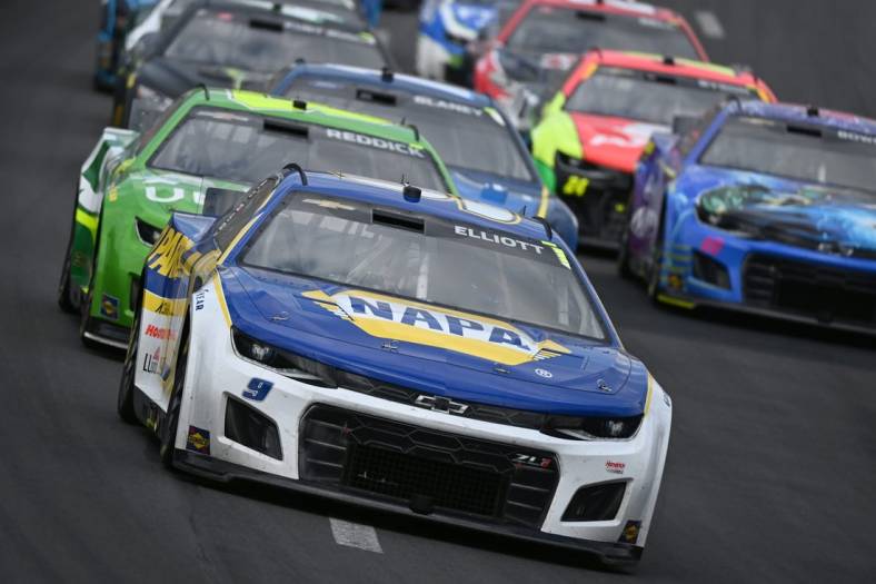 Jul 10, 2022; Hampton, Georgia, USA; NASCAR Cup Series driver Chase Elliott (9) leads the pack during the Quaker State 400 at Atlanta Motor Speedway. Mandatory Credit: Adam Hagy-USA TODAY Sports