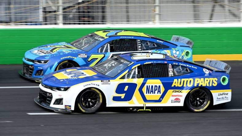 Jul 10, 2022; Hampton, Georgia, USA; NASCAR Cup Series driver Chase Elliott (9) and NASCAR Cup Series driver Corey LaJoie (7) race during the Quaker State 400 at Atlanta Motor Speedway. Mandatory Credit: Adam Hagy-USA TODAY Sports