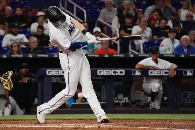 Marlins All-Star Garrett Cooper leaves game with knee injury