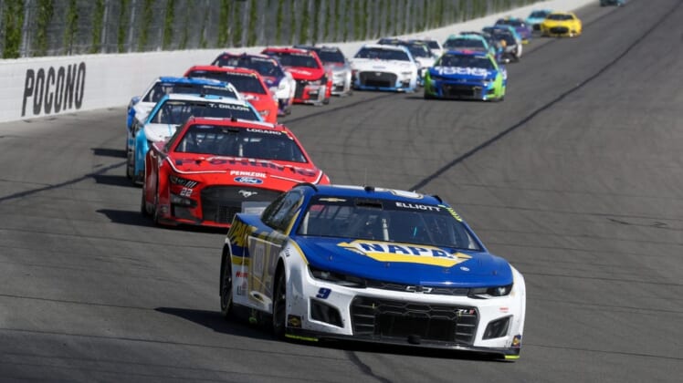 Jul 24, 2022; Long Pond, Pennsylvania, USA; NASCAR Cup Series driver Chase Elliott (9) leads a pack of cars during the M&M S Fan Appreciation 400 at Pocono Raceway. Mandatory Credit: Matthew OHaren-USA TODAY Sports