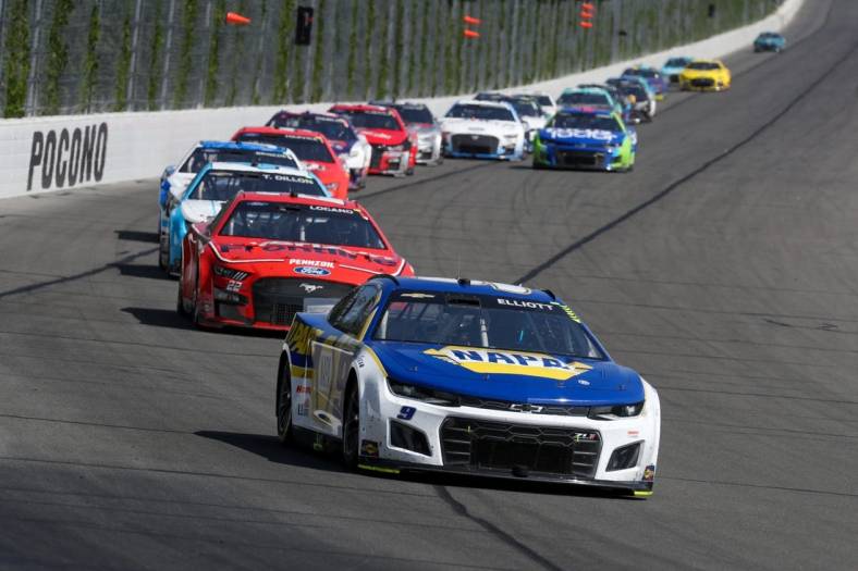 Jul 24, 2022; Long Pond, Pennsylvania, USA; NASCAR Cup Series driver Chase Elliott (9) leads a pack of cars during the M&M S Fan Appreciation 400 at Pocono Raceway. Mandatory Credit: Matthew OHaren-USA TODAY Sports