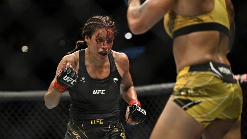 Jul 30, 2022; Dallas, TX, USA; Julianna Pena (red gloves) fights Amanda Nunes (blue gloves) in a women   s bantamweight title bout during UFC 277 at the American Airlines Center. Mandatory Credit: Jerome Miron-USA TODAY Sports