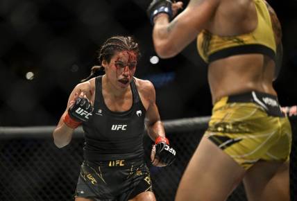 Jul 30, 2022; Dallas, TX, USA; Julianna Pena (red gloves) fights Amanda Nunes (blue gloves) in a women   s bantamweight title bout during UFC 277 at the American Airlines Center. Mandatory Credit: Jerome Miron-USA TODAY Sports
