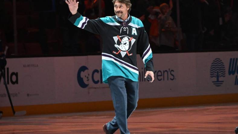 Nov 21, 2018; Anaheim, CA, USA; Anaheim Ducks retired player Teemu Selanne acknowledges the crowd prior to dropping the ceremonial first puck before the NHL game against the Vancouver Canucks at Honda Center. Mandatory Credit: Kirby Lee-USA TODAY Sports