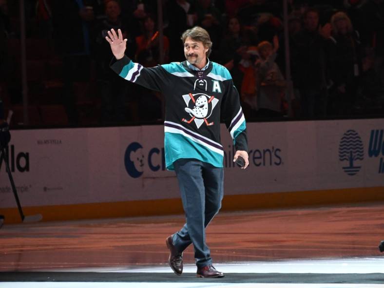Nov 21, 2018; Anaheim, CA, USA; Anaheim Ducks retired player Teemu Selanne acknowledges the crowd prior to dropping the ceremonial first puck before the NHL game against the Vancouver Canucks at Honda Center. Mandatory Credit: Kirby Lee-USA TODAY Sports