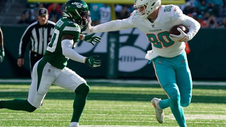 Nov 21, 2021; East Rutherford, N.J., USA; Miami Dolphins tight end Adam Shaheen (80) makes a 1st down against New York Jets cornerback Michael Carter II (30) at MetLife Stadium. Mandatory Credit: Robert Deutsch-USA TODAY Sports