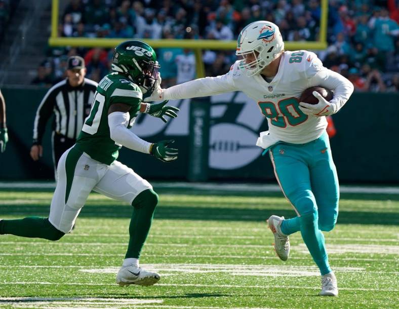 Nov 21, 2021; East Rutherford, N.J., USA; Miami Dolphins tight end Adam Shaheen (80) makes a 1st down against New York Jets cornerback Michael Carter II (30) at MetLife Stadium. Mandatory Credit: Robert Deutsch-USA TODAY Sports
