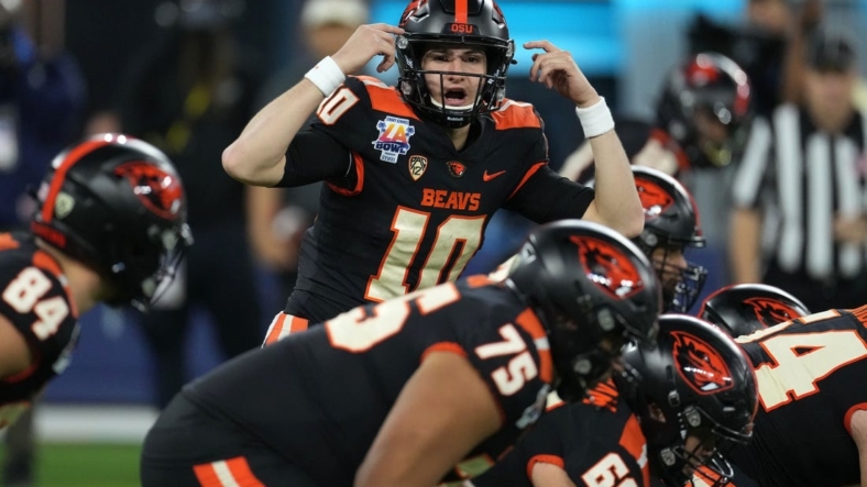 Dec 18, 2021; Inglewood, CA, USA; Oregon State Beavers quarterback Chance Nolan (10) gestures against the Utah State Aggies in the first half of the 2021 LA Bowl at SoFi Stadium. Mandatory Credit: Kirby Lee-USA TODAY Sports