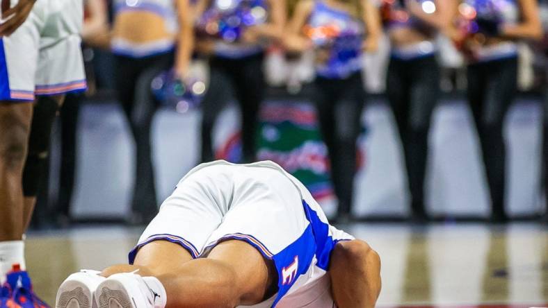 Florida Gators forward Keyontae Johnson (11) kisses the Gator logo after ceremonially starting the game Saturday. Johnson fainted during a game last year and took a one lump sum of $5 million insurance payout. The Kentucky Wildcats lead 38-26 at the half over the Florida Gators Saturday afternoon, March 5, 2022 at the Stephen C. O'Connell Center in Gainesville, FL. [Doug Engle/Ocala Star Banner]2022

Gai Uf Kentucky Basketball