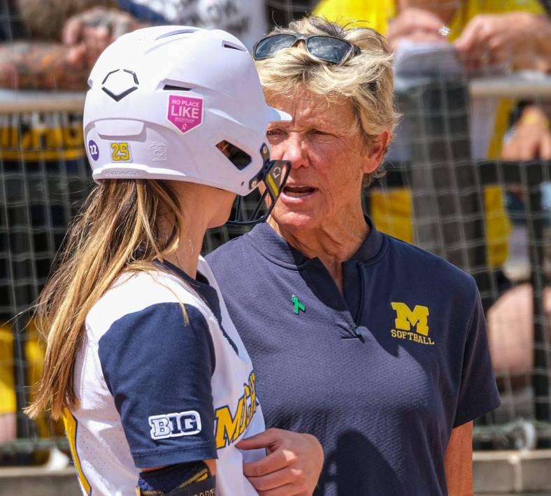 With players in scoring position, Michigan Head Softball Coach Carol Hutchins talks with Audrey LeClair (25) before she bats in the Big Ten Softball Championship Game at Secchia Stadium Saturday, May 14, 2022.

Nebraska Uofm Softball 11