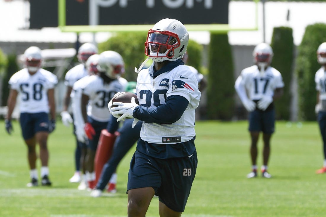 Patriots running back James White announces retirement