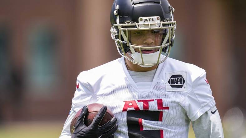 Jun 9, 2022; Atlanta, Georgia, USA; Atlanta Falcons wide receiver Drake London (5) runs during a drill during OTA at Falcons Training Complex. Mandatory Credit: Dale Zanine-USA TODAY Sports