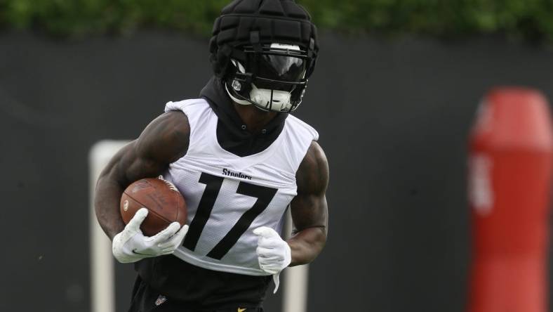 Jun 9, 2022; Pittsburgh, Pennsylvania, USA;  Pittsburgh Steelers wide receiver Anthony Miller (17) participates in minicamp at UPMC Rooney Sports Complex.. Mandatory Credit: Charles LeClaire-USA TODAY Sports