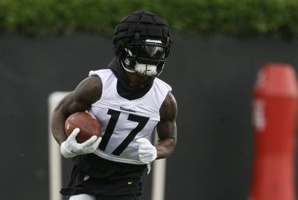 Jun 9, 2022; Pittsburgh, Pennsylvania, USA;  Pittsburgh Steelers wide receiver Anthony Miller (17) participates in minicamp at UPMC Rooney Sports Complex.. Mandatory Credit: Charles LeClaire-USA TODAY Sports