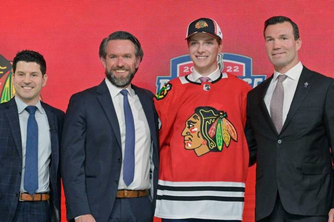 Blackhawks sign first-round pick Kevin Korchinski