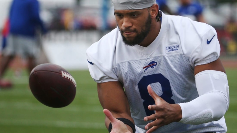 Tight end O.J. Howard eyes in a pass on the opening day of the Buffalo Bills training camp at St. John Fisher University in Rochester Sunday, July 24, 2022.Sd 072422 Bills Camp 26 Spts