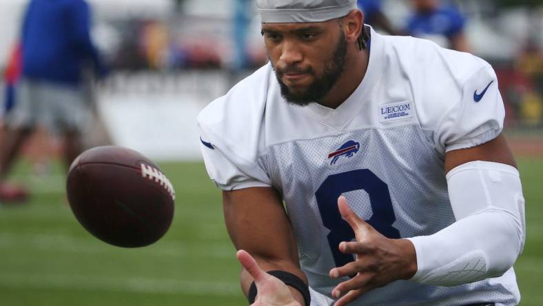 Tight end O.J. Howard eyes in a pass on the opening day of the Buffalo Bills training camp at St. John Fisher University in Rochester Sunday, July 24, 2022.Sd 072422 Bills Camp 26 Spts