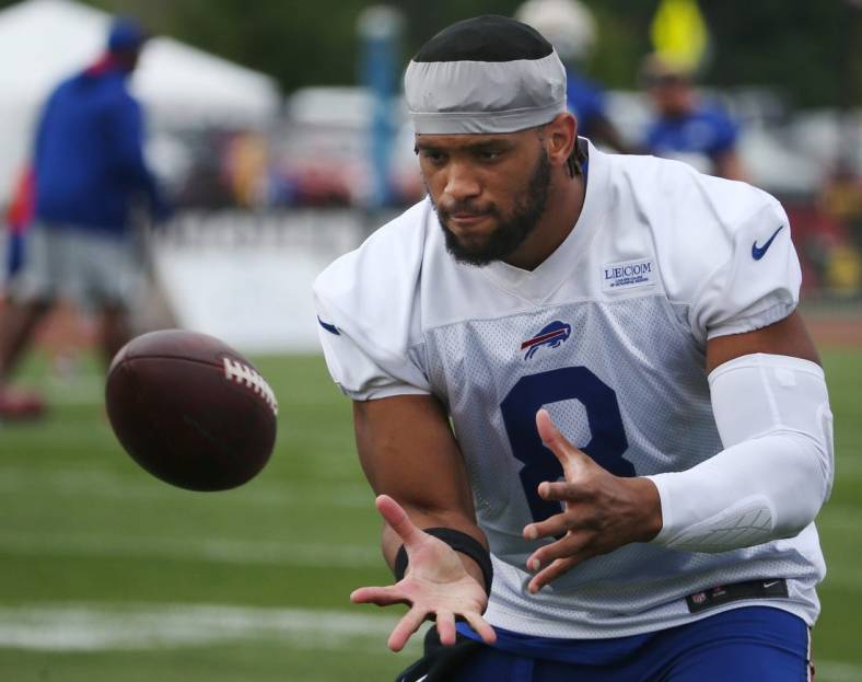 Tight end O.J. Howard eyes in a pass on the opening day of the Buffalo Bills training camp at St. John Fisher University in Rochester Sunday, July 24, 2022.Sd 072422 Bills Camp 26 Spts
