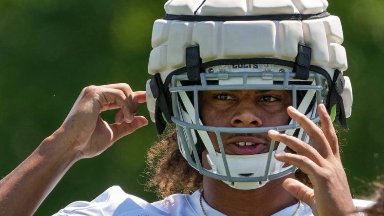 Indianapolis Colts tight end Drew Ogletree (85) adjusts his helmet during training camp Thursday, July 28, 2022, at Grand Park Sports Campus in Westfield, Ind.

Indianapolis Colts Training Camp Nfl Thursday July 28 2022 At Grand Park Sports Campus In Westfield Ind