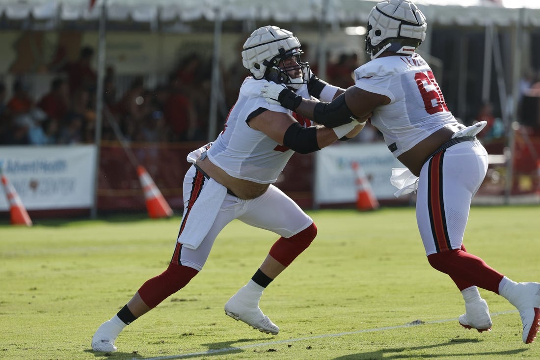 Tampa Bay Buccaneers guard Nick Leverett, center Robert Hainsey