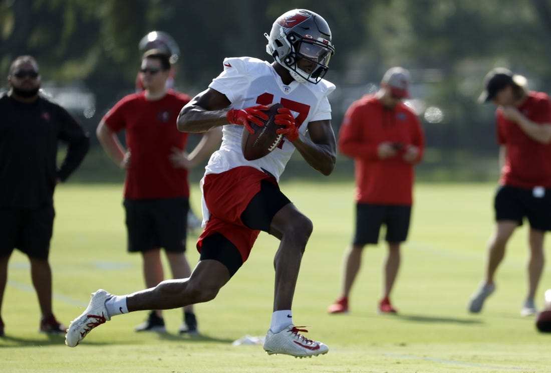 Bucs receiver Chris Godwin exits game with hamstring injury