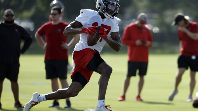 Jul 28, 2022; Tampa, FL, USA; Tampa Bay Buccaneers wide receiver Russell Gage Jr (17) works out during training camp at AdventHealth Training Center. Mandatory Credit: Kim Klement-USA TODAY Sports