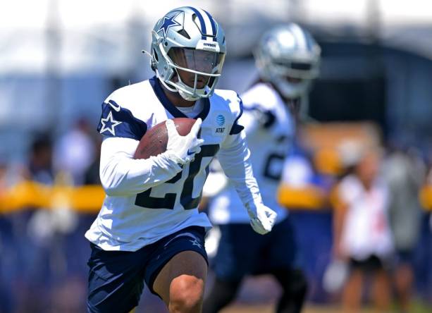 Dallas Cowboys running back Tony Pollard (20) carries the ball