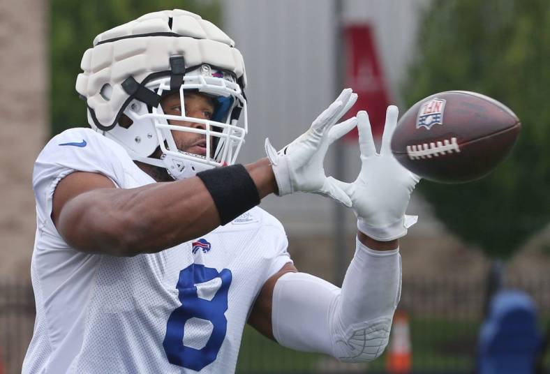 Tight end O.J. Howard eyes in a pass during day six of the Buffalo Bills training camp at St John Fisher University in Rochester Saturday, July 30, 2022.

Sd 073022 Bills Camp 4 Spts