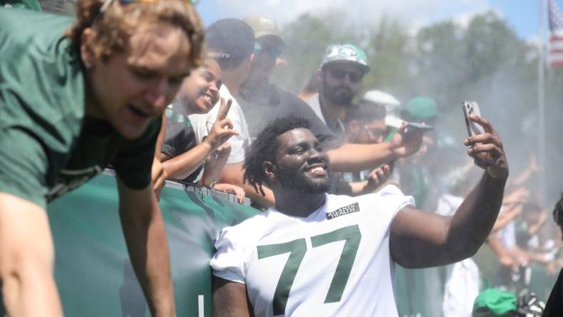 Mekhi Becton signs autographs and takes photos with fans after practice. Jet Fan Fest took place at the 2022 New York Jets Training Camp in Florham Park, NJ on July 30, 2022.

Jet Fan Fest Took Place At The 2022 New York Jets Training Camp In Florham Park Nj On July 30 2022