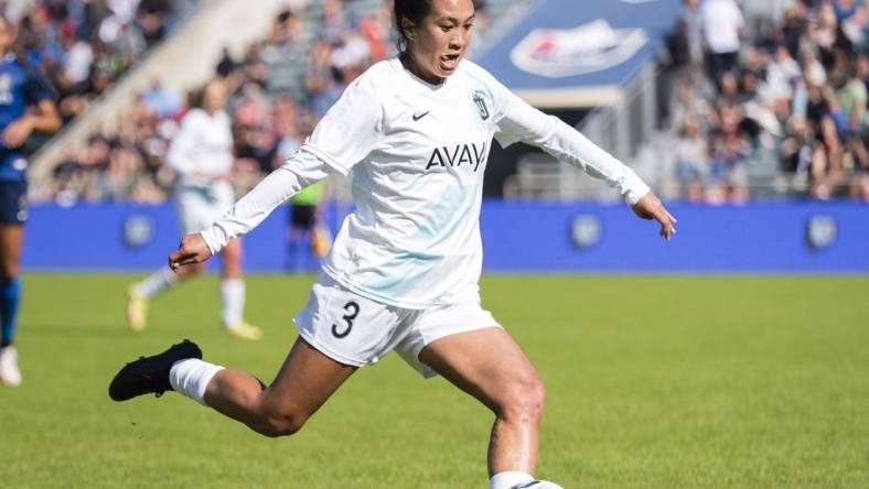 CARY, NC - OCTOBER 17: Caprice Dydasco #3 of NJ/NY Gotham FC passes the ball during a game between NJ/NY Gotham City FC and North Carolina Courage at Sahlen's Stadium at WakeMed Soccer Park on October 17, 2021 in Cary, North Carolina. Mandatory credit: Lewis Gettier/ISI Photos via Imagn